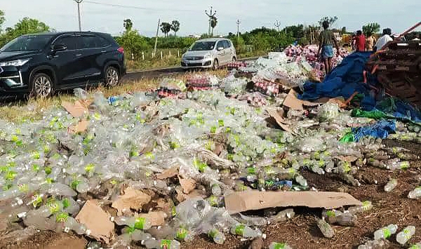 தூத்துக்குடி எட்டயாபுரம் சாலையில் குளிர்பானங்கள் கொண்டு சென்ற கன்டெய்னர் லாரி கவிழ்ந்து விபத்து