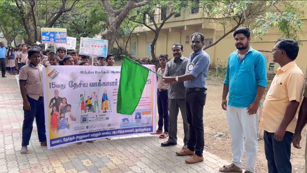 ஓட்டப்பிடாரம்  அருகே தனியார் பள்ளியில் 15 ஆவது தேசிய வாக்காளர் விழிப்புணர்வு பேரணி நடைபெற்றது