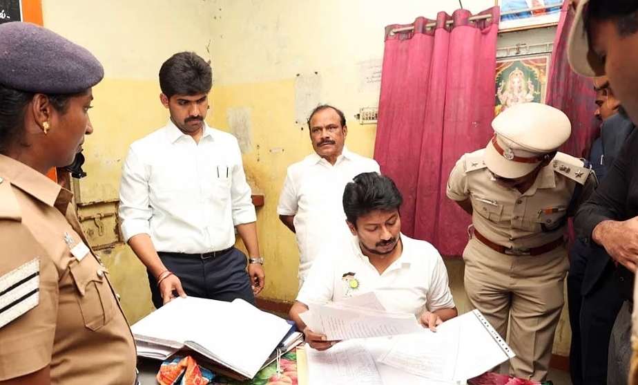 காவல் நிலையத்தில் துணை முதல்வர் உதயநிதி திடீர் ஆய்வு 