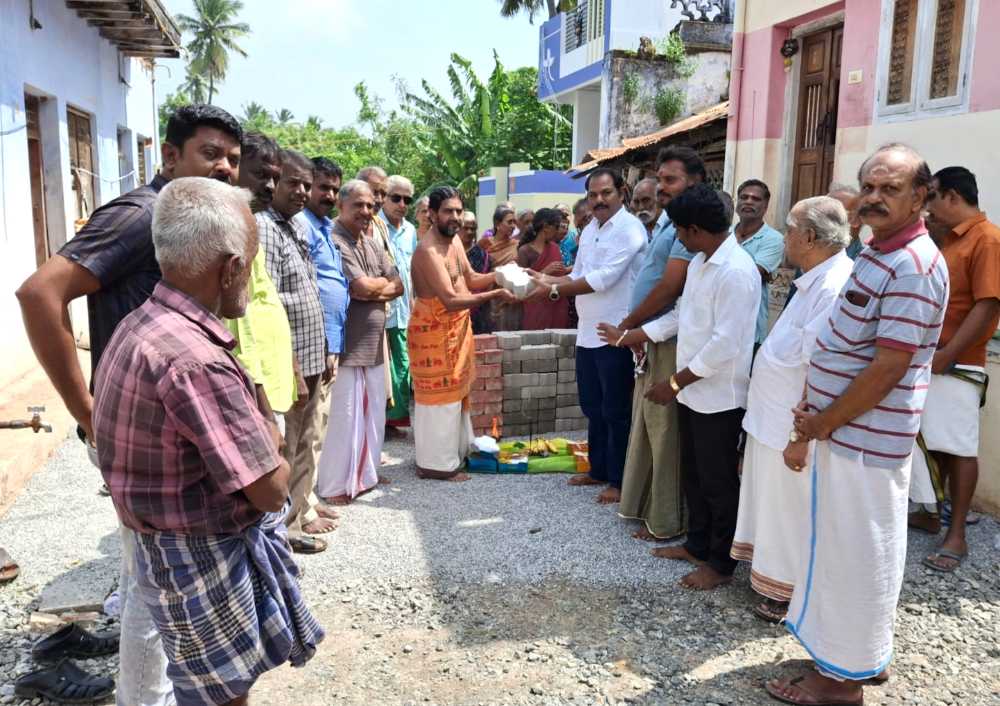 ஆத்தூரில் புதிய பேவர் பிளாக் சாலை அமைக்கும் பணி- பேரூராட்சி மன்ற தலைவர் தொடங்கி வைத்தார் 