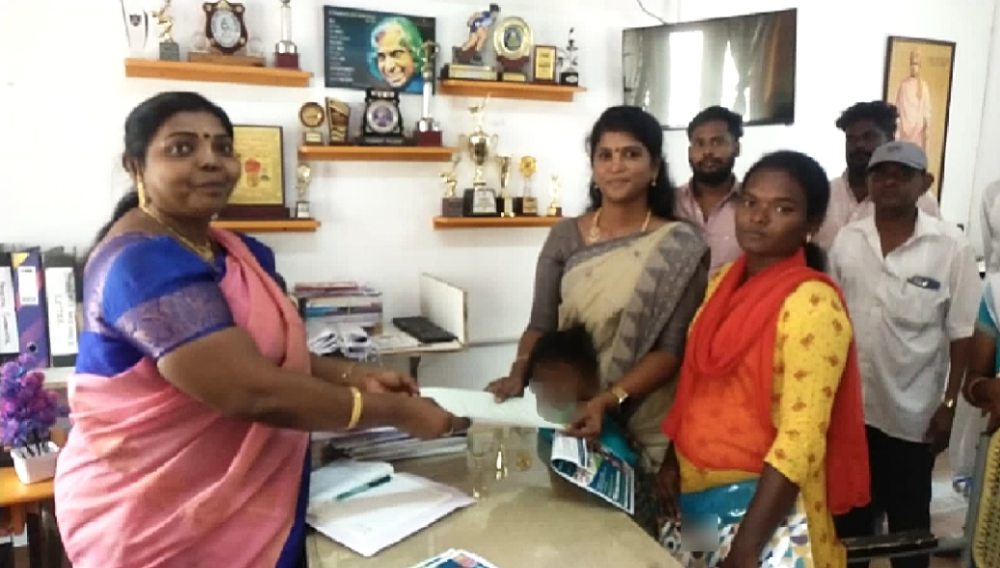 தூத்துக்குடியில் உயிரிழந்த தொண்டர் குடும்பத்துக்கு தவெக சார்பில் நலஉதவி - அஜிதா ஆக்னல் வழங்கினார் 