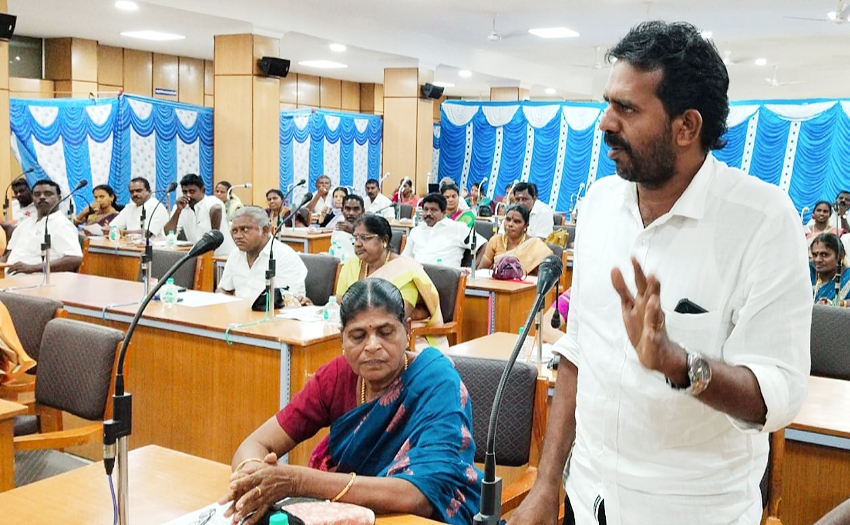 தூத்துக்குடியில் வேகத்தடையால் உயிரிழந்த வாலிபர் குடும்பத்திற்கு மாநகராட்சி சார்பில் இழப்பீடு மற்றும் அரசு வேலை வழங்க வேண்டும்‌ - அதிமுக கொறடா கோரிக்கை